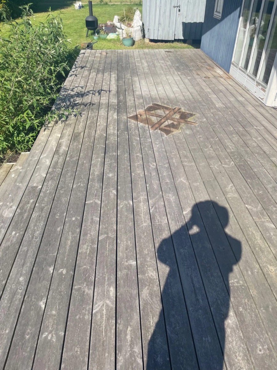 Før: Lang træterrasse langs huset med fliser i midten