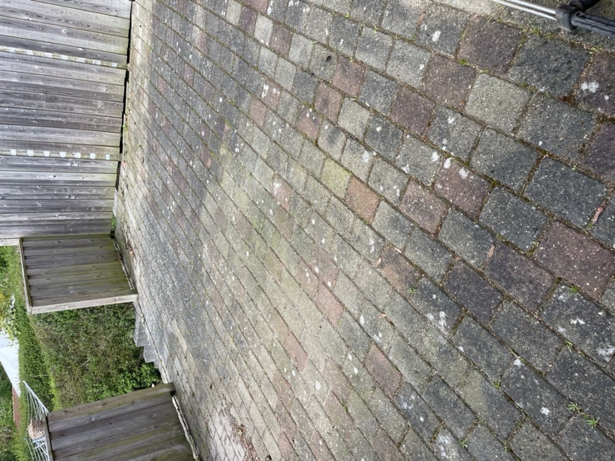 Før: Indhegnet terrasse af belægningssten med rødt mønster