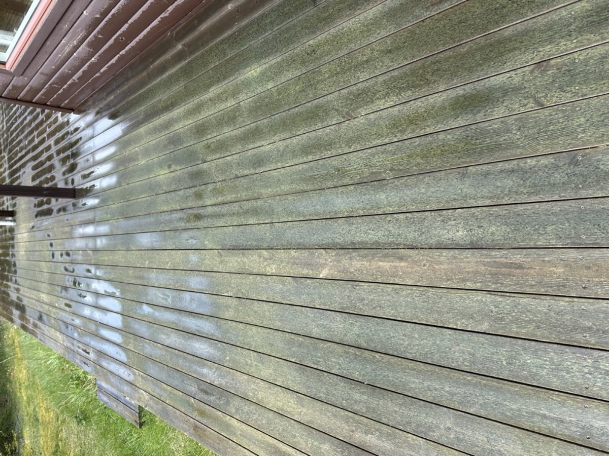 Før: Lang træterrasse langs et sommerhus