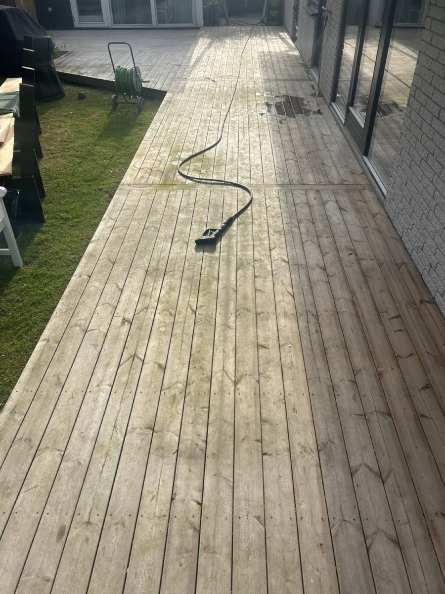 Før: Lang, smal træterrasse langs et sommerhus