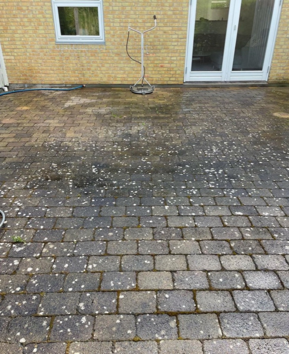 Før: Gårdhave af gule og røde belægningssten