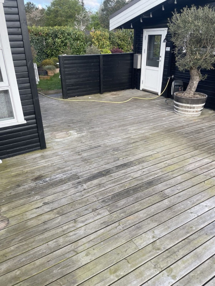 Før: Træterrasse mellem to sorte træhuse