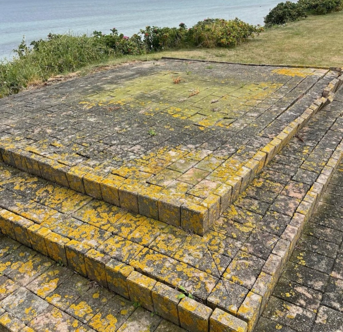 Før: Trappeformet plateau af belægningssten med havudsigt