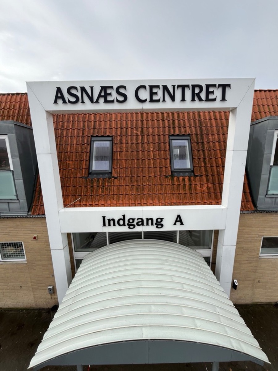 Efter: Indgangsparti med tegltag over en hovedindgang