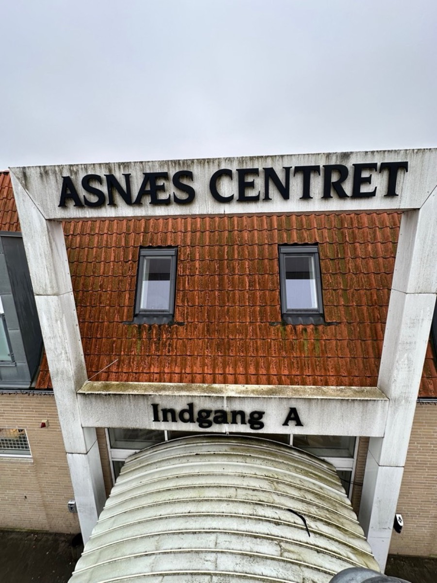 Før: Indgangsparti med tegltag over en hovedindgang