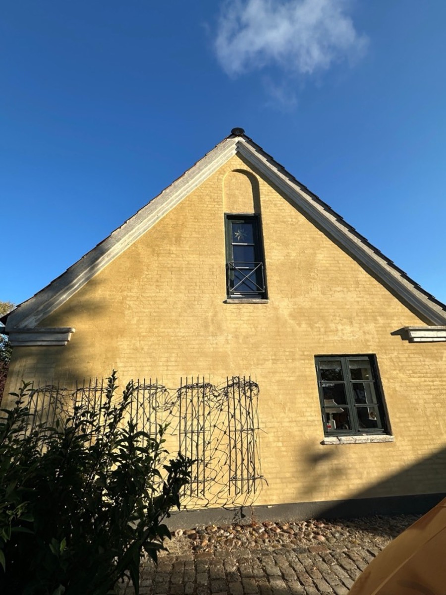 Efter: Gul, pudset gavl med espalier