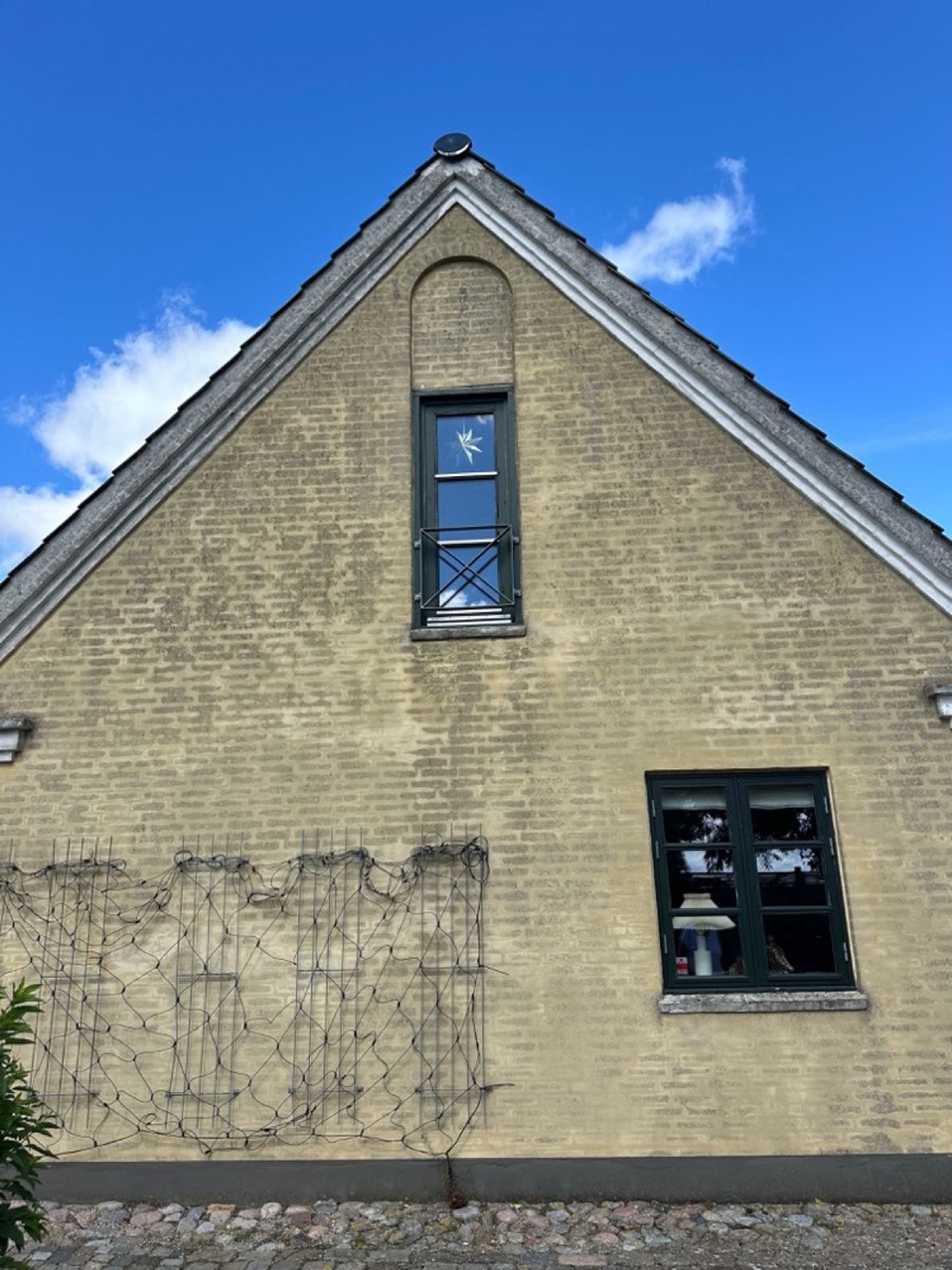 Før: Gul, pudset gavl med espalier