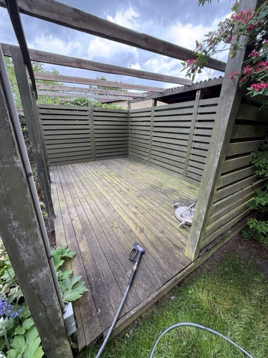 Før: Træterrasse med plankeværk og pergola