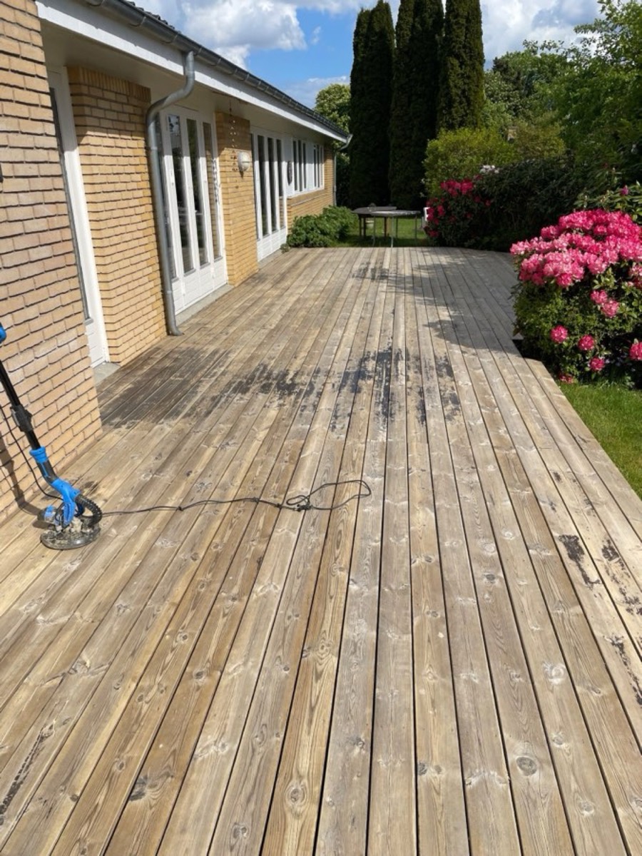 Efter: Træterrasse langs et gult murstenshus