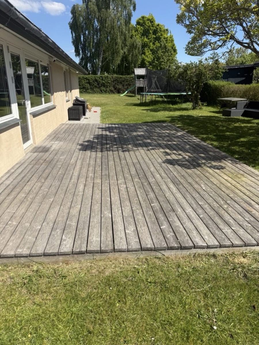 Før: Træterrasse foran en villa med stor have