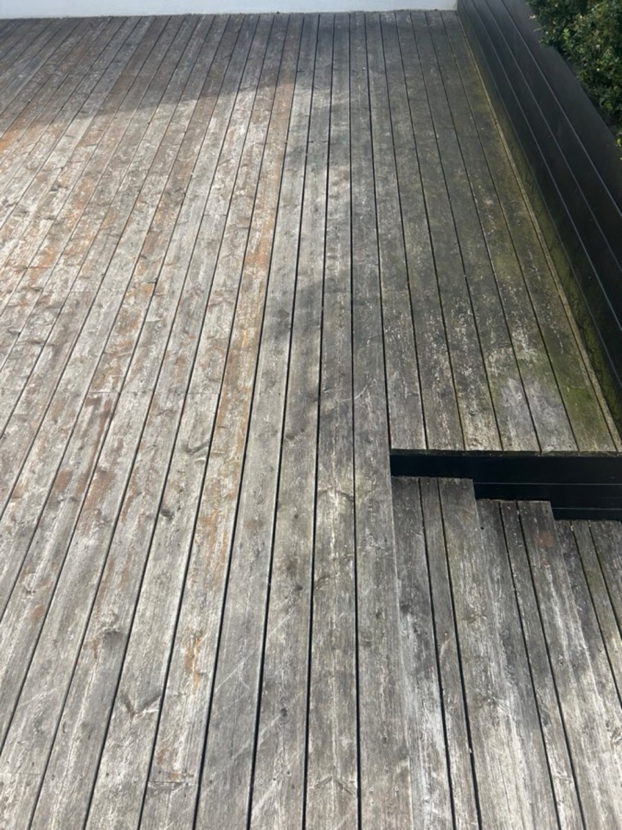 Før: Træterrasse med trin mod en hvid mur