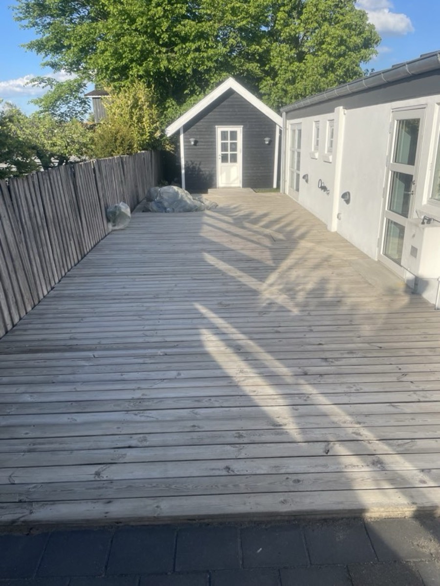 Efter: Lang træterrasse mellem hus og plankeværk