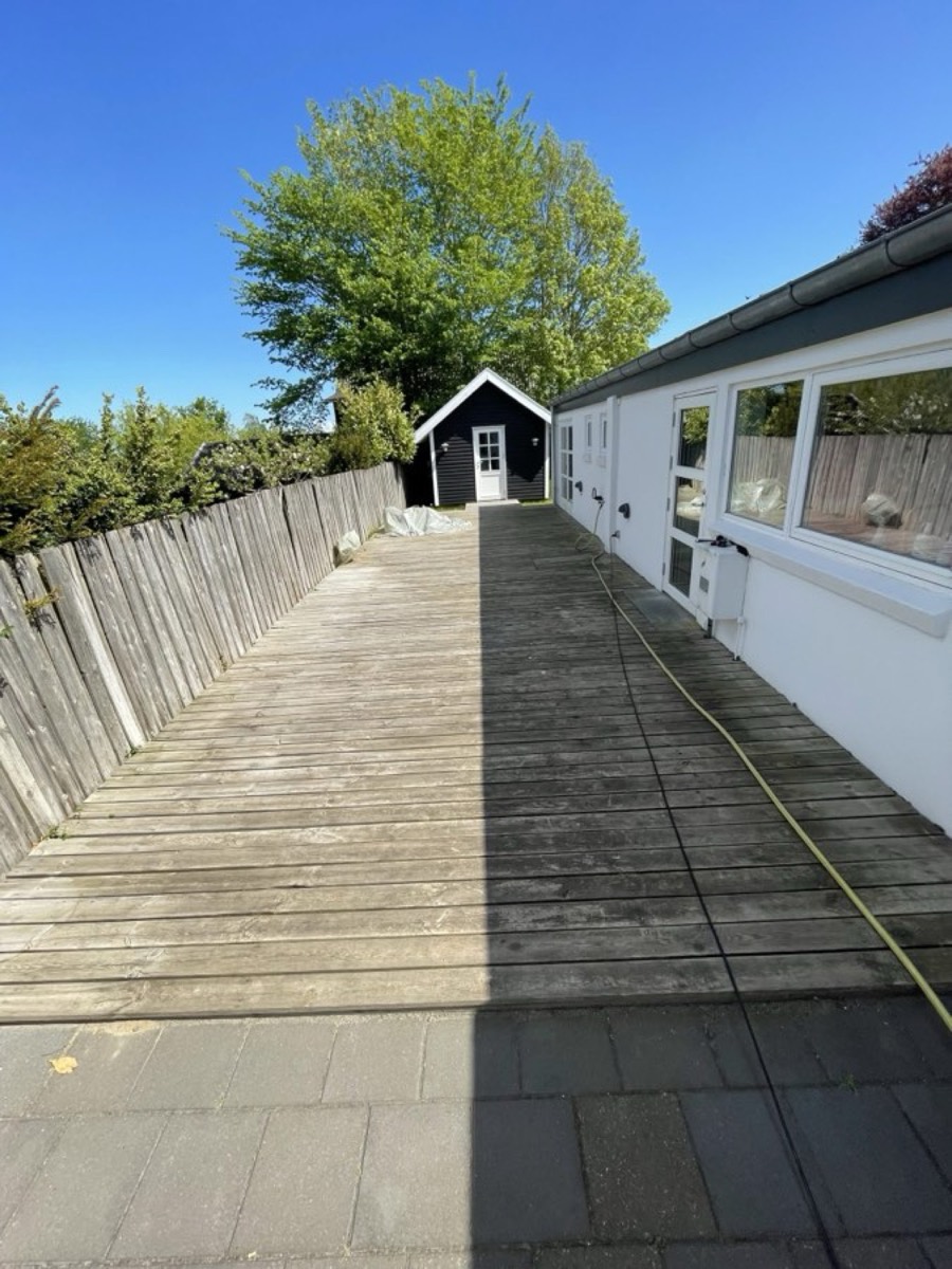 Før: Lang træterrasse mellem hus og plankeværk