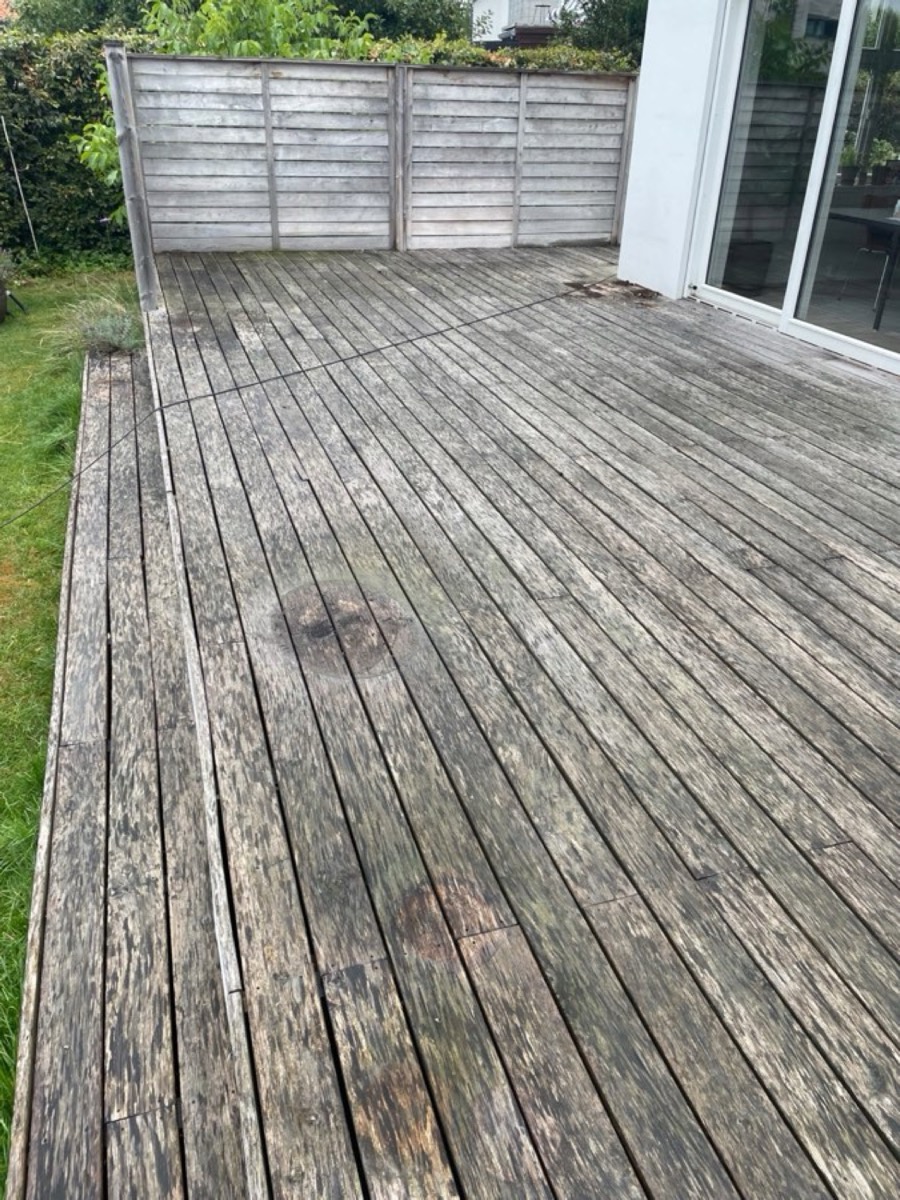 Før: Træterrasse med plankeværk ved et hvidt hus