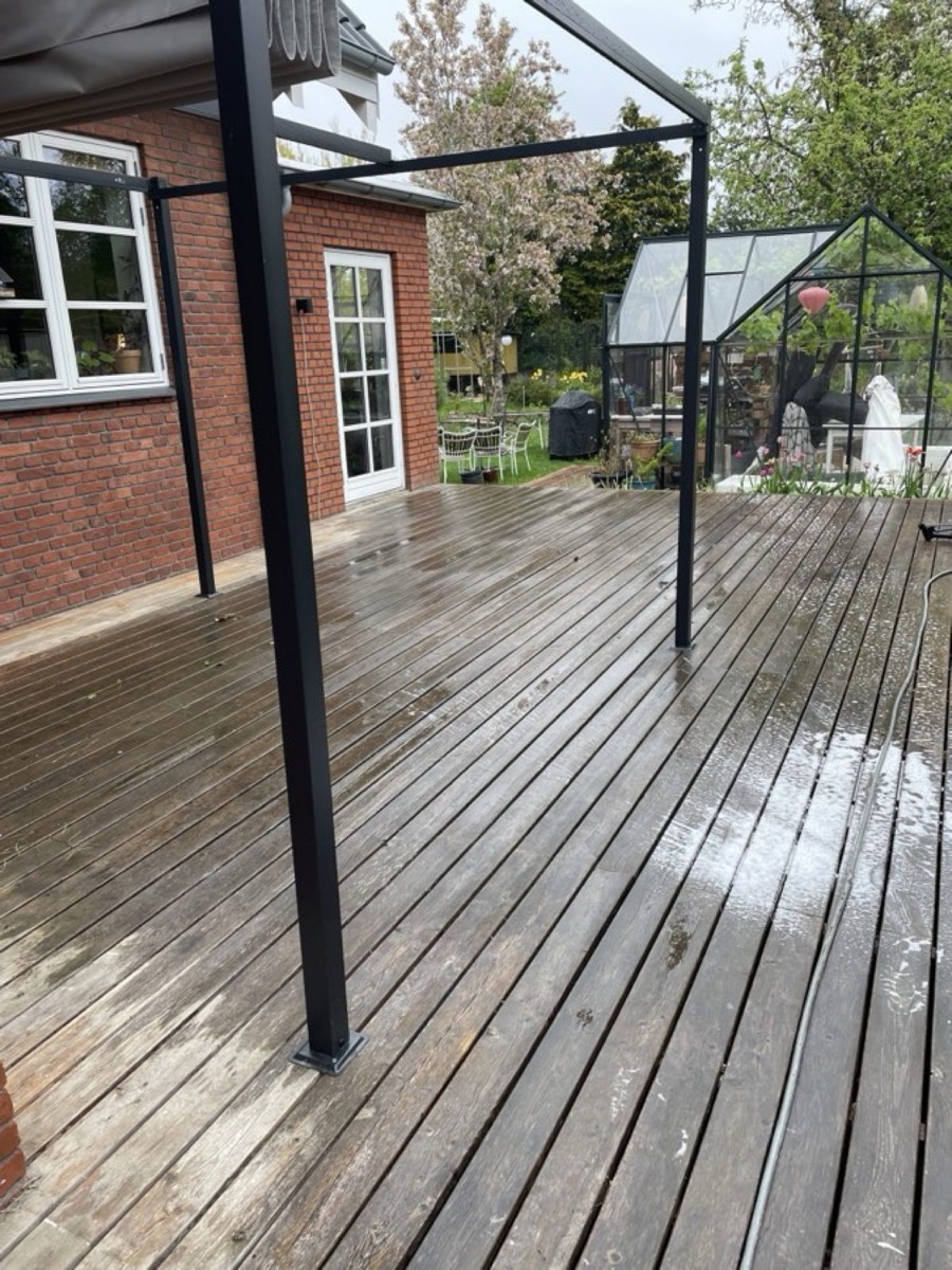 Før: Træterrasse under pergola ved et rødt murstenshus