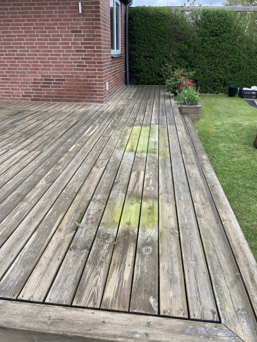 Før: Træterrasse med trinkant ved et rødt murstenshus