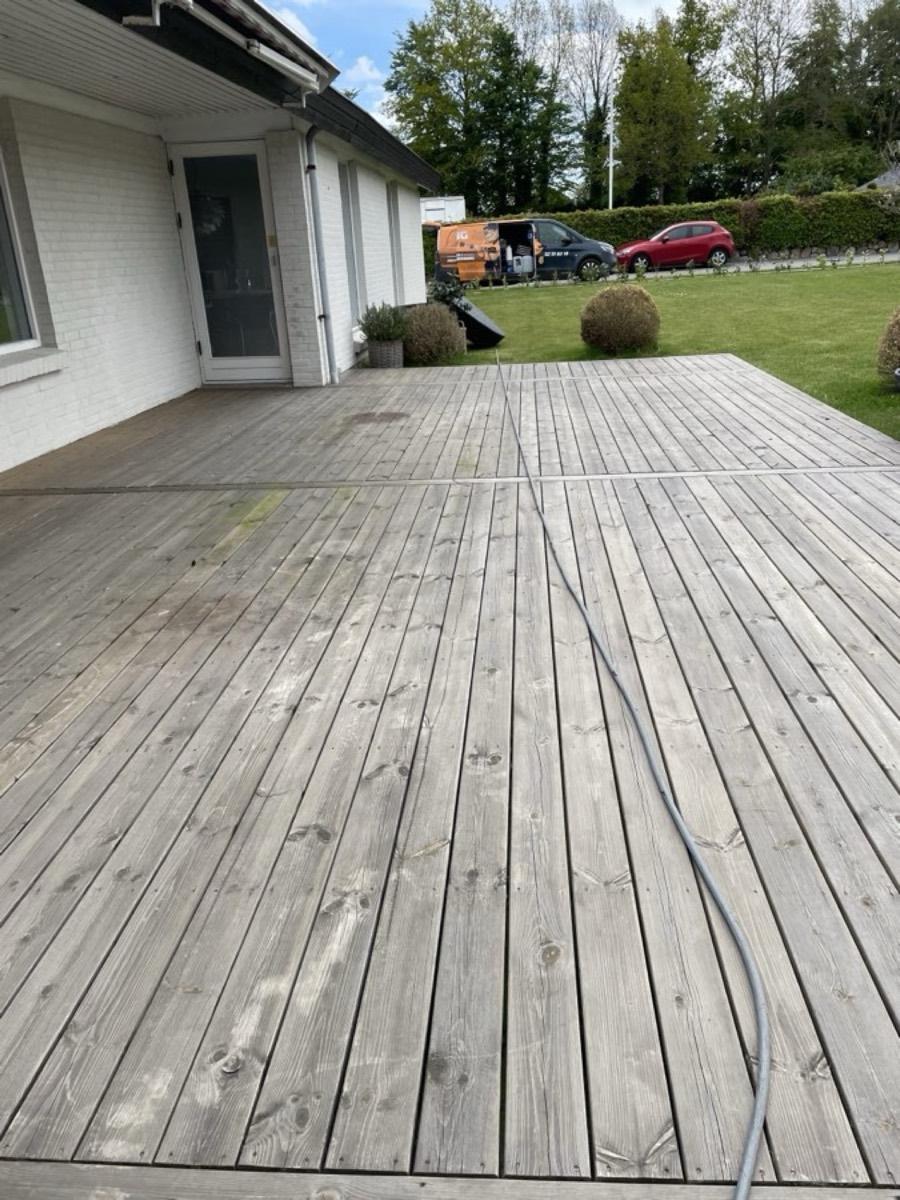Før: Stor træterrasse foran en hvid villa