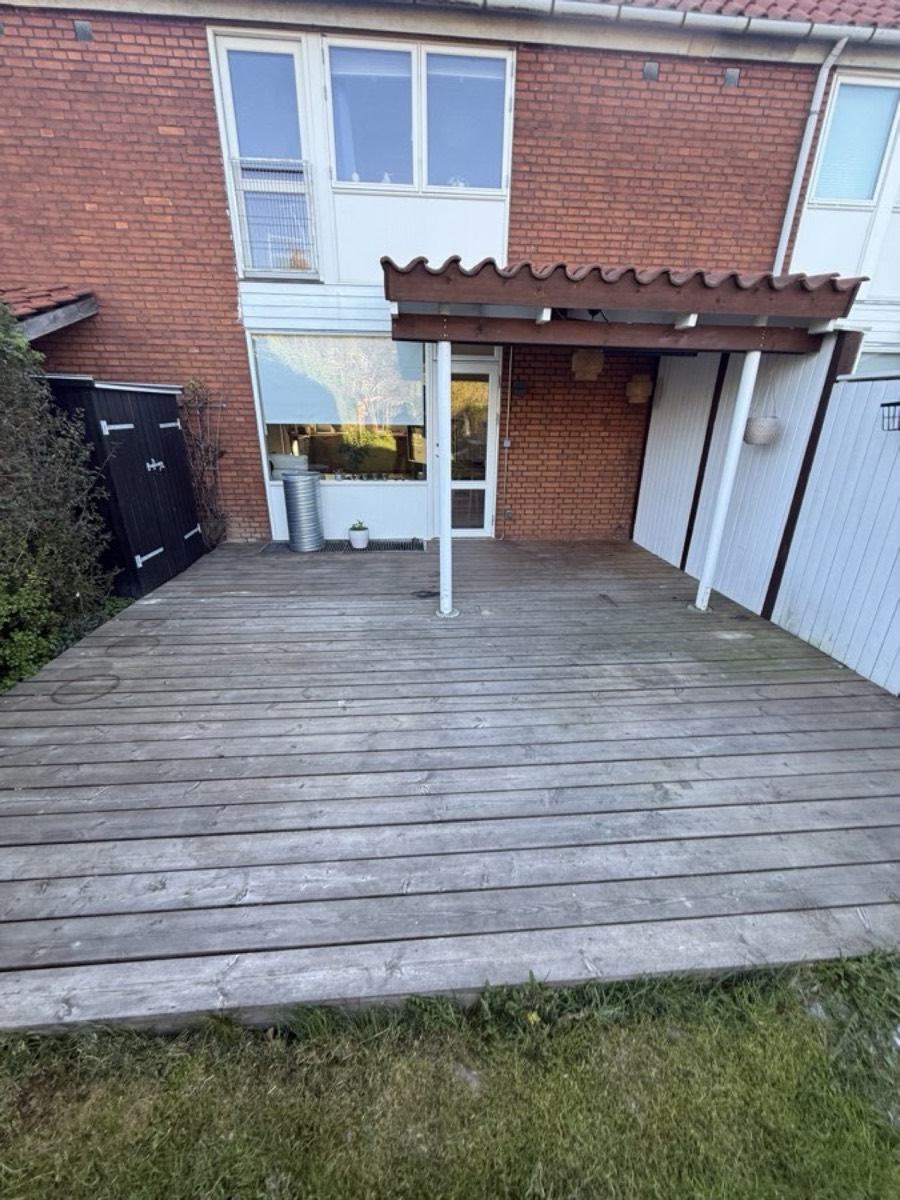 Før: Træterrasse i en rækkehushave