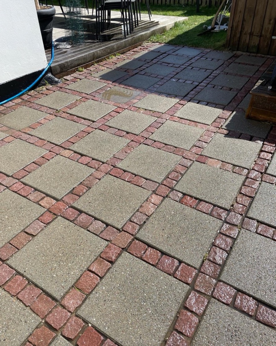 Efter: Terrasse af betonfliser med røde kantsten