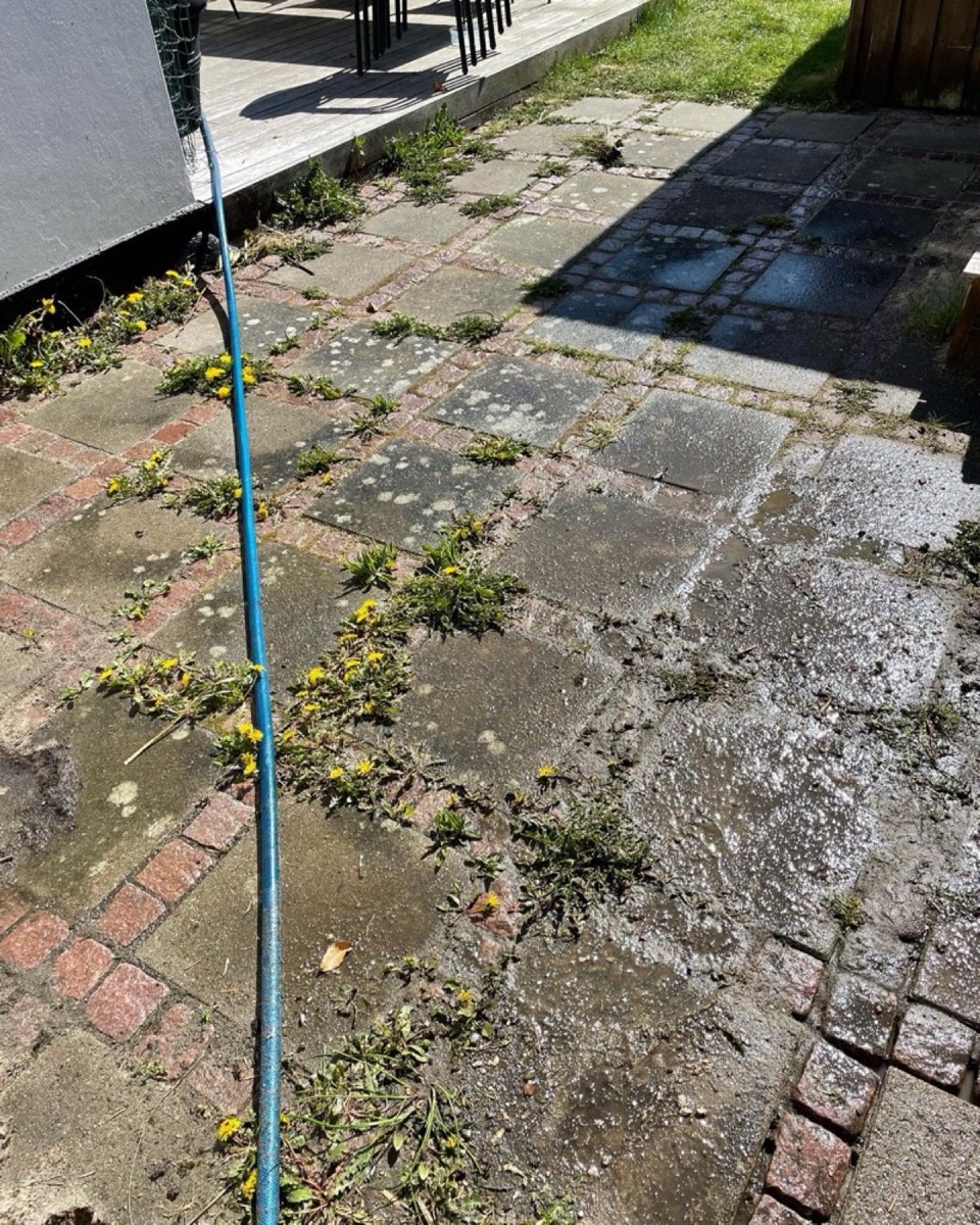Før: Terrasse af betonfliser med røde kantsten