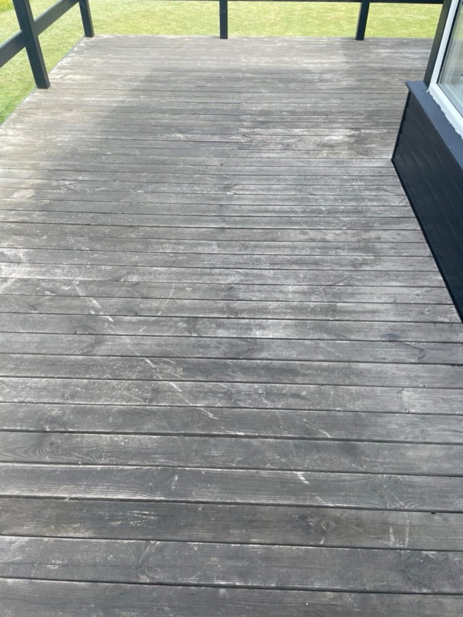 Før: Hævet træterrasse med rækværk