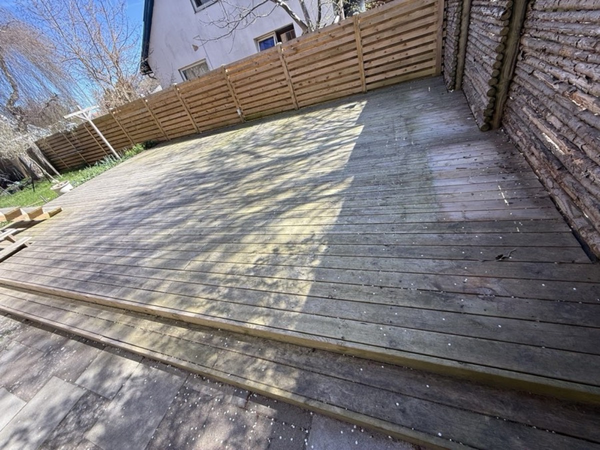 Før: Stor træterrasse bag et plankeværk