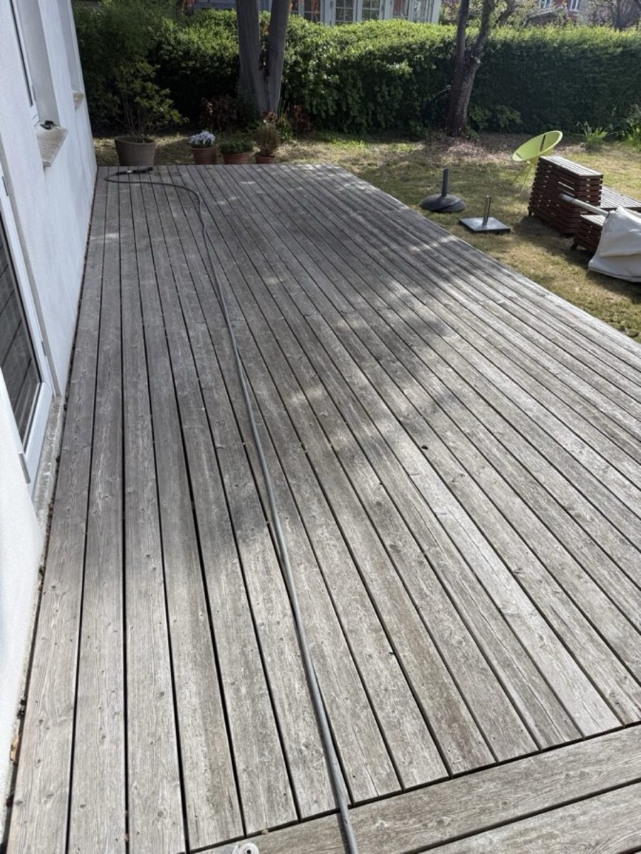 Før: Træterrasse langs et hvidt hus mod haven