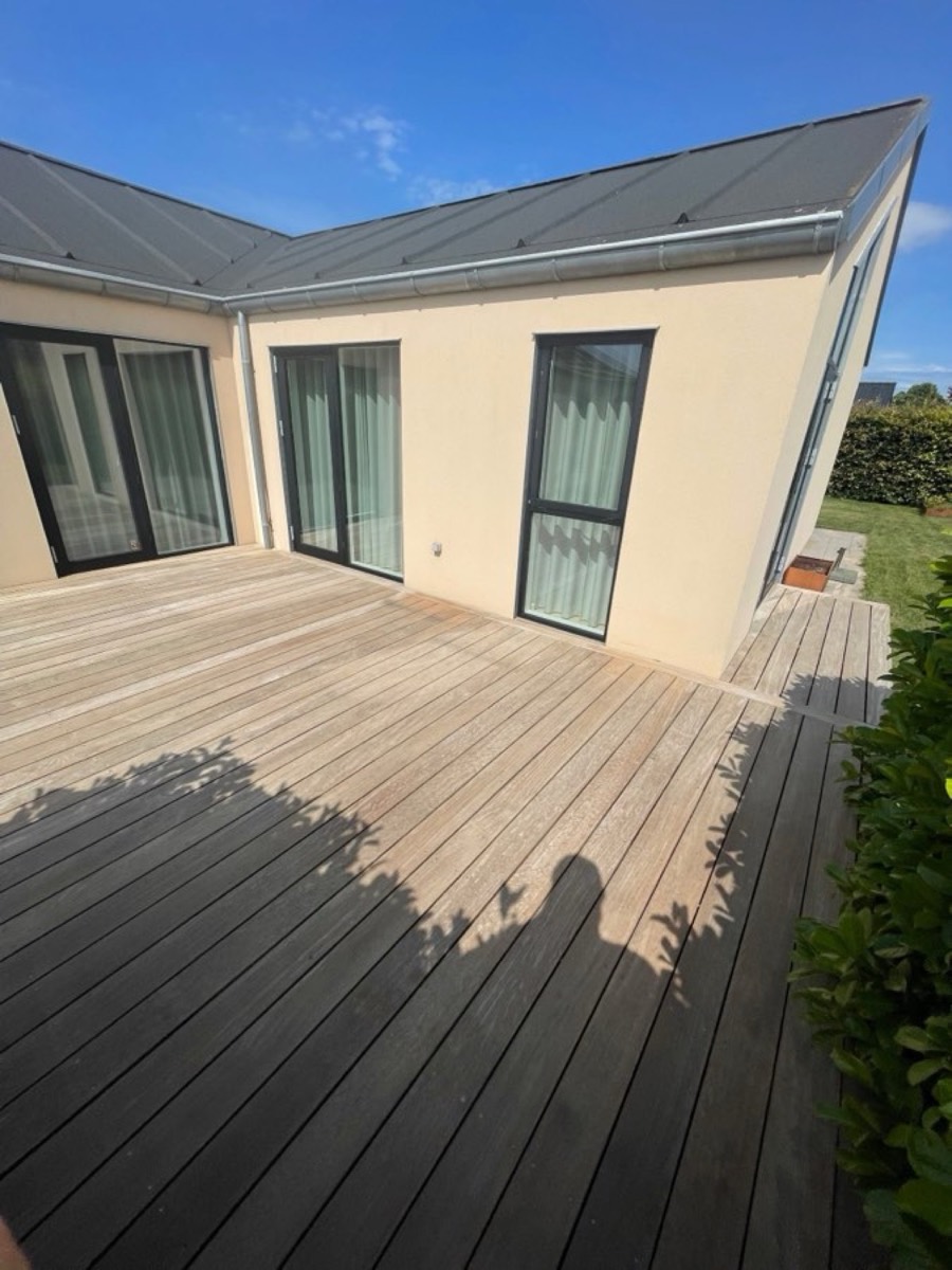Efter: Hjørneterrasse af træ ved en lys villa