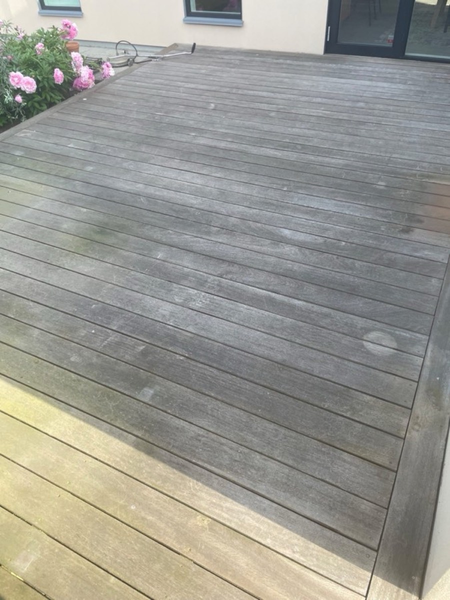 Før: Hjørneterrasse af træ ved en lys villa