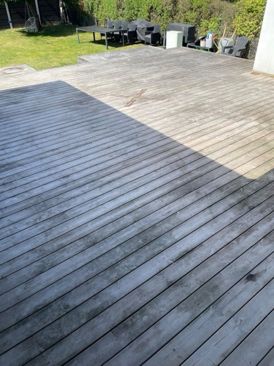 Før: Stor træterrasse ved en hvid villa