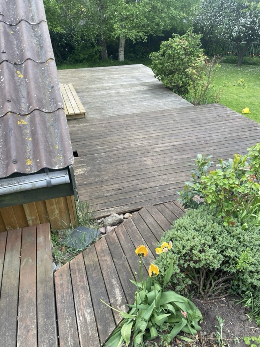Før: Træterrasse i flere niveauer mellem bede