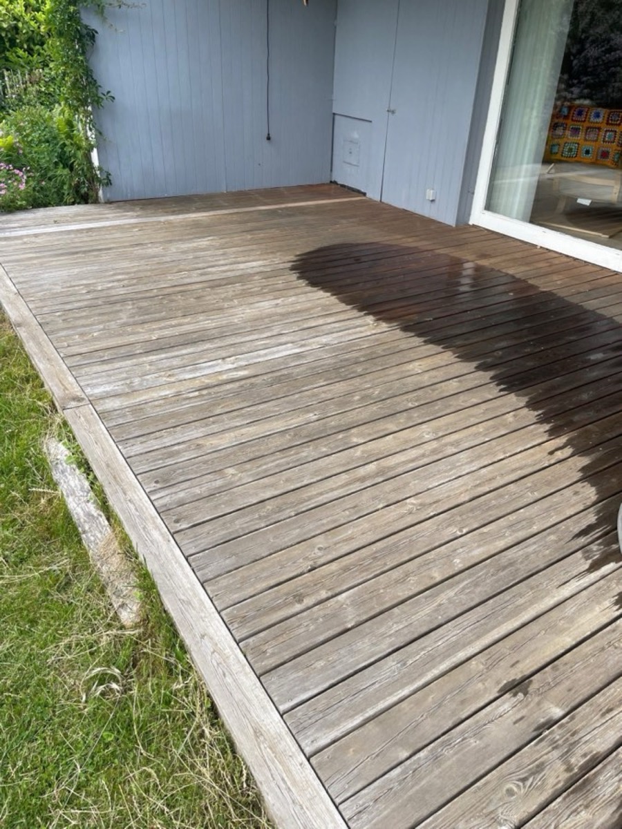 Før: Træterrasse foran et lyst hus
