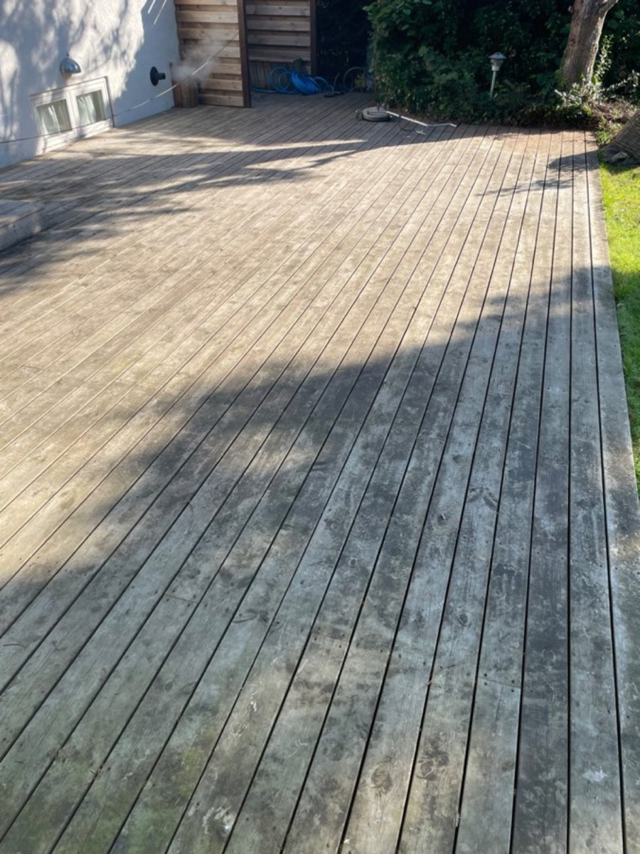Før: Stor træterrasse ved et hus med kælder
