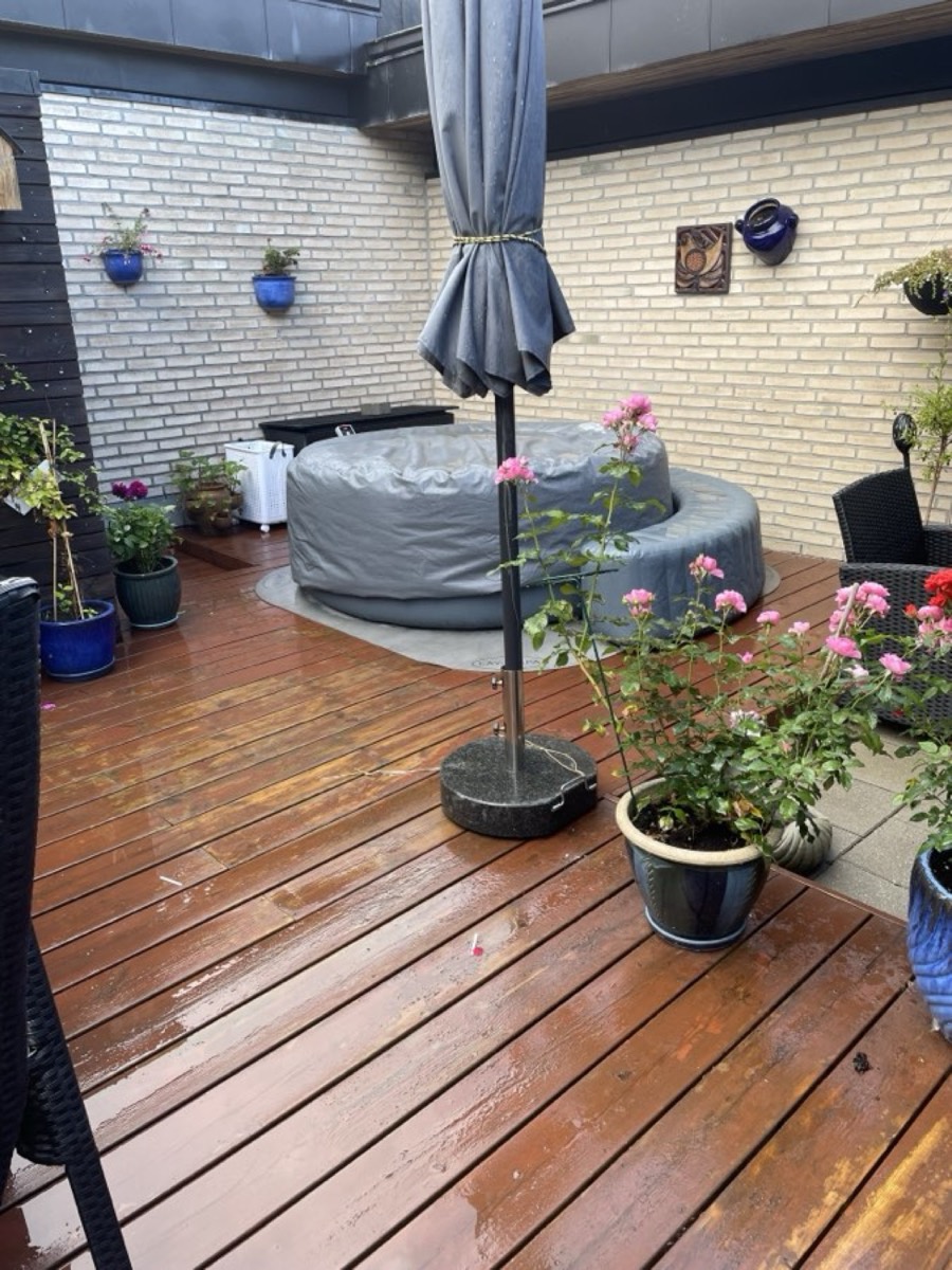 Før: Tagterrasse af træ mellem gule mure